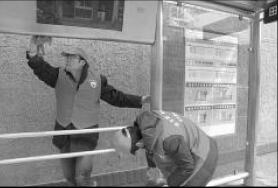 上自儀公司組織志愿者參與社區(qū)“擦亮窗口迎接世博”活動