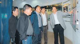 西儀集團副總經(jīng)理李龍來上自儀公司參觀訪問